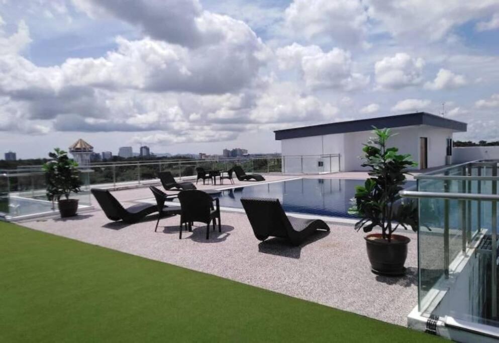Infinity Pool At Kozi Square Homestay Кучинг Экстерьер фото