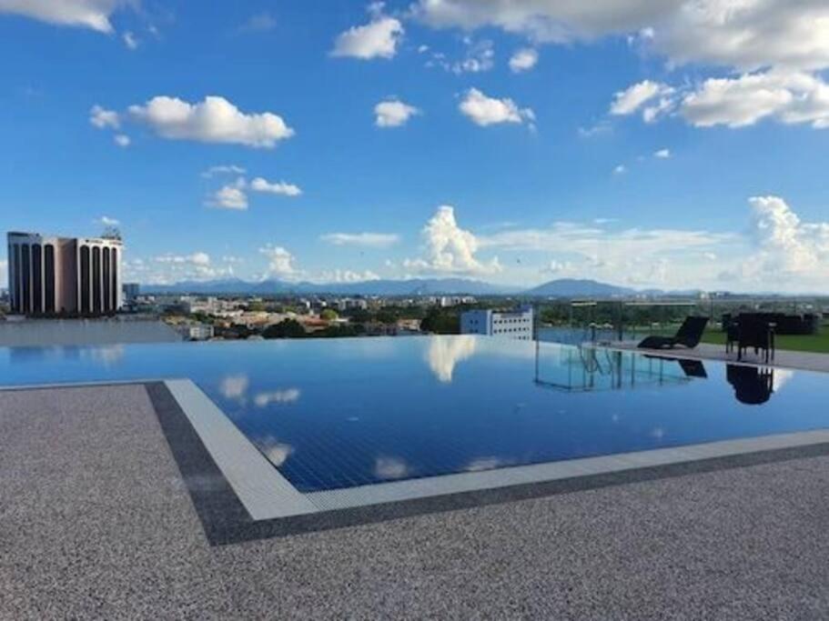 Infinity Pool At Kozi Square Homestay Кучинг Экстерьер фото