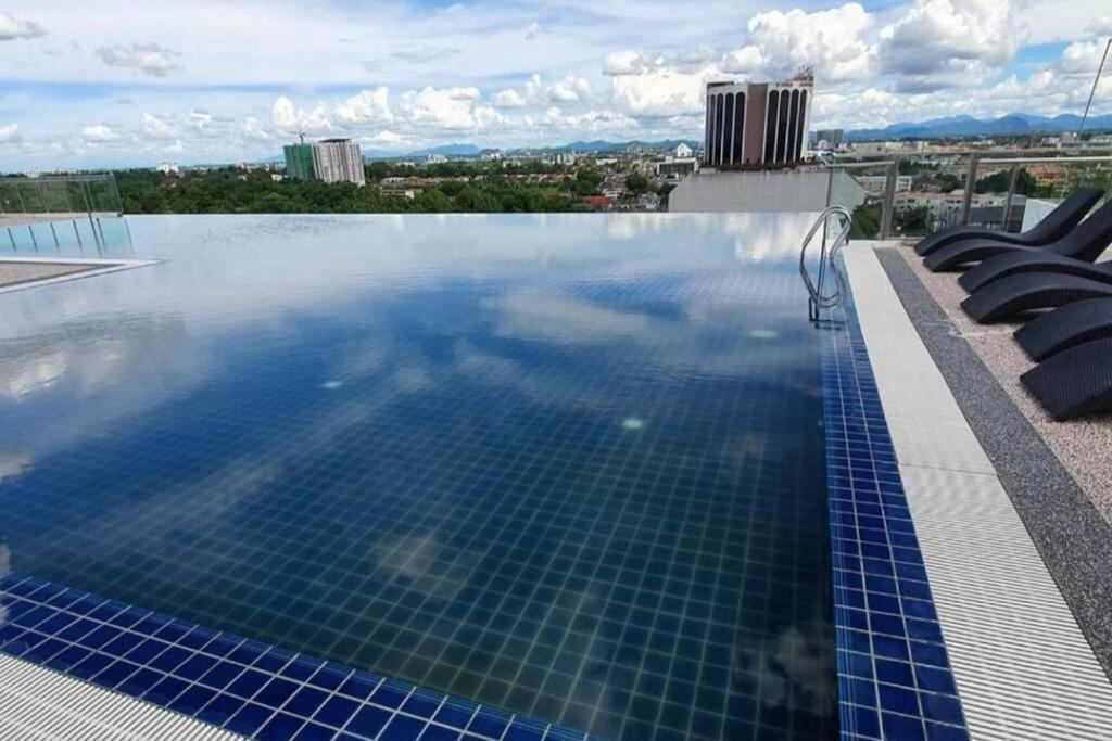 Infinity Pool At Kozi Square Homestay Кучинг Экстерьер фото